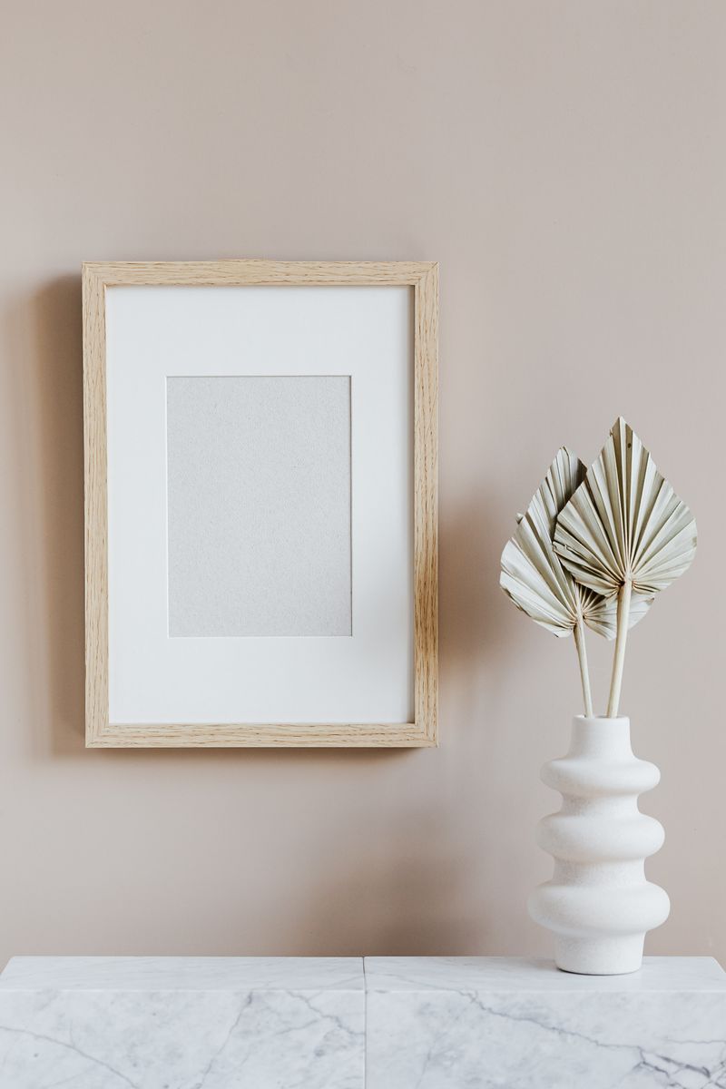 Vase blanc en porcelaine et cadre clair, nature morte