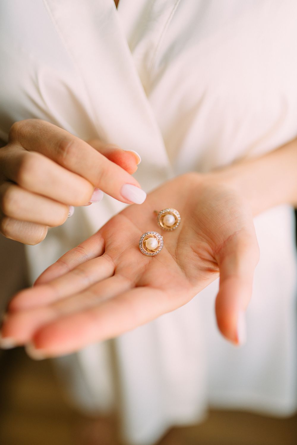 Boucles d'oreilles en perles présentées dans la main