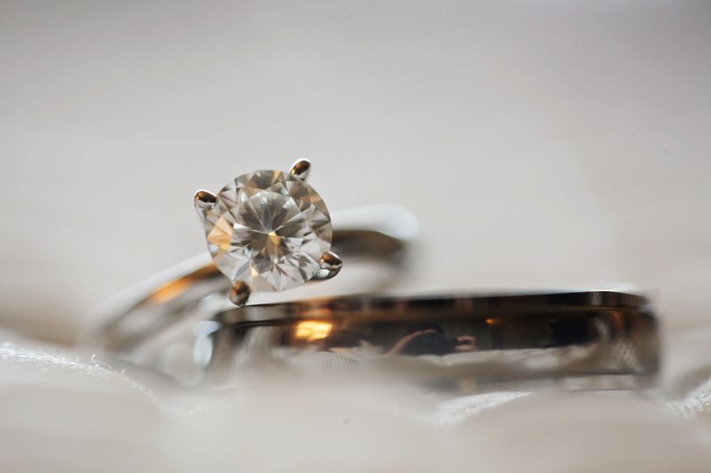 Bague de fiançailles solitaire posée sur un tissu clair