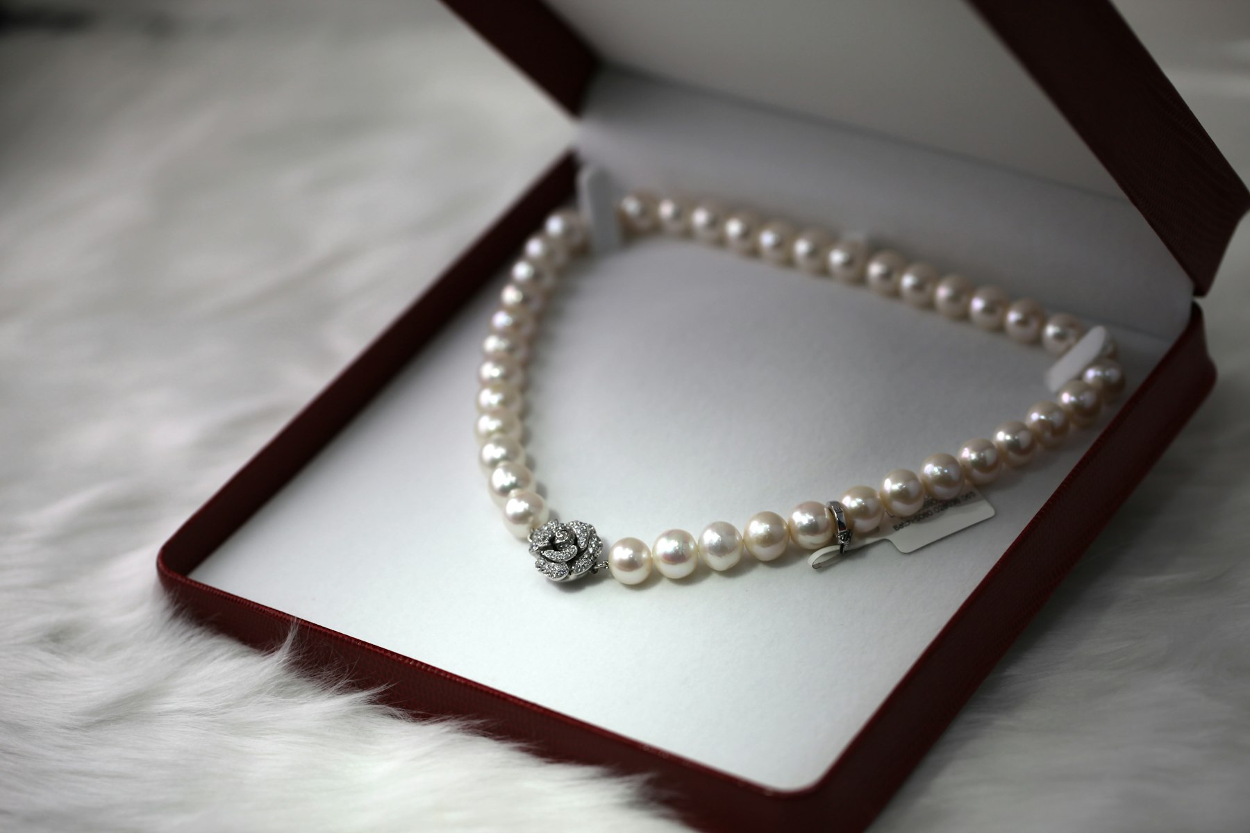 Collier de perles présenté dans son écrin