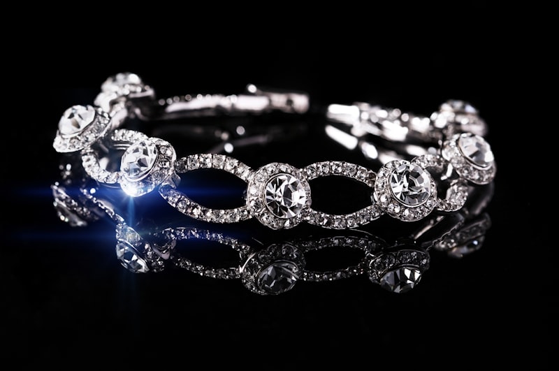 Bracelet serti de pierres claires sur fond sombre