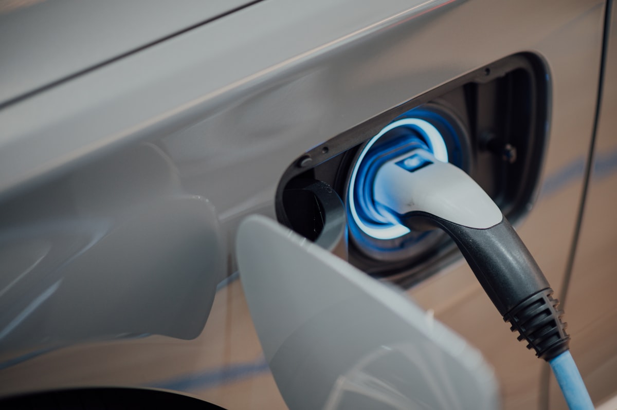 Voiture électrique en charge sur une wallbox installée par Volta