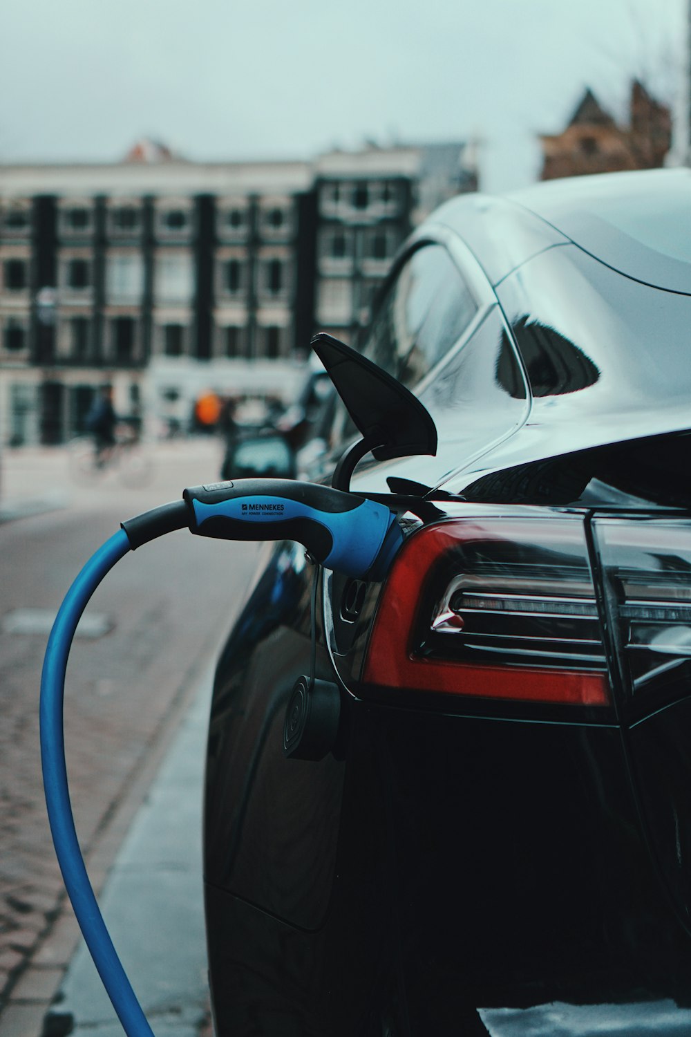 Bornes de recharge installées dans un parking de copropriété