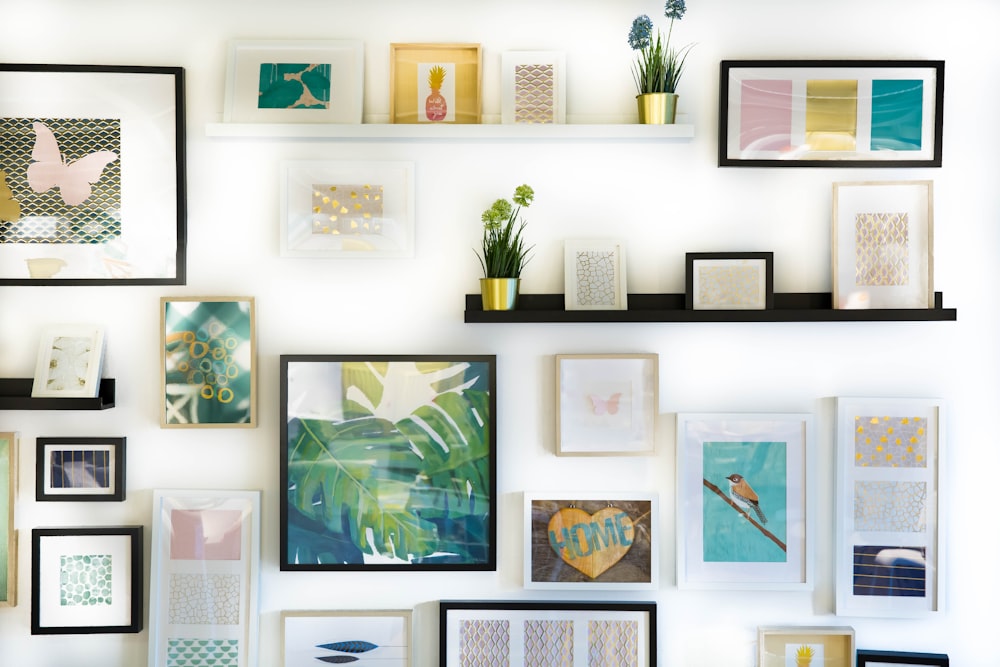 Mur de cadres variés dans un intérieur clair