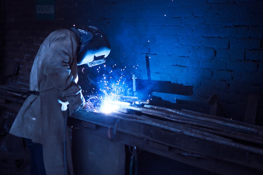 Détail de forge, outils et métal incandescent