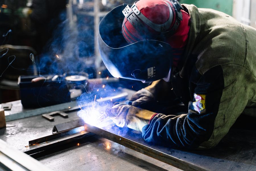 Travail du métal chauffé sur l'enclume