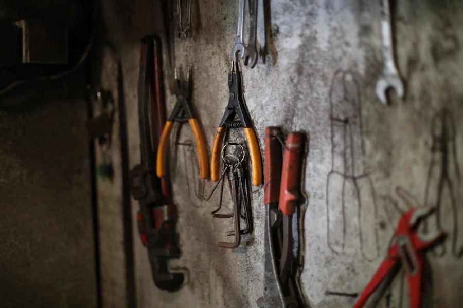 Outils de l'atelier suspendus au mur