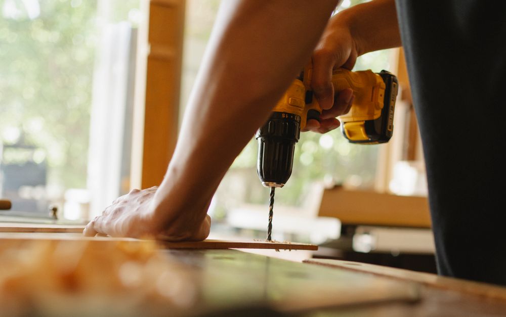 Perçage d'une pièce de bois à l'atelier