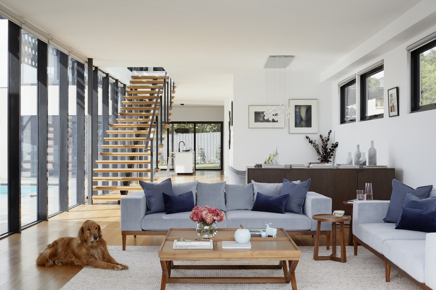 Séjour lumineux avec escalier en chêne sur mesure